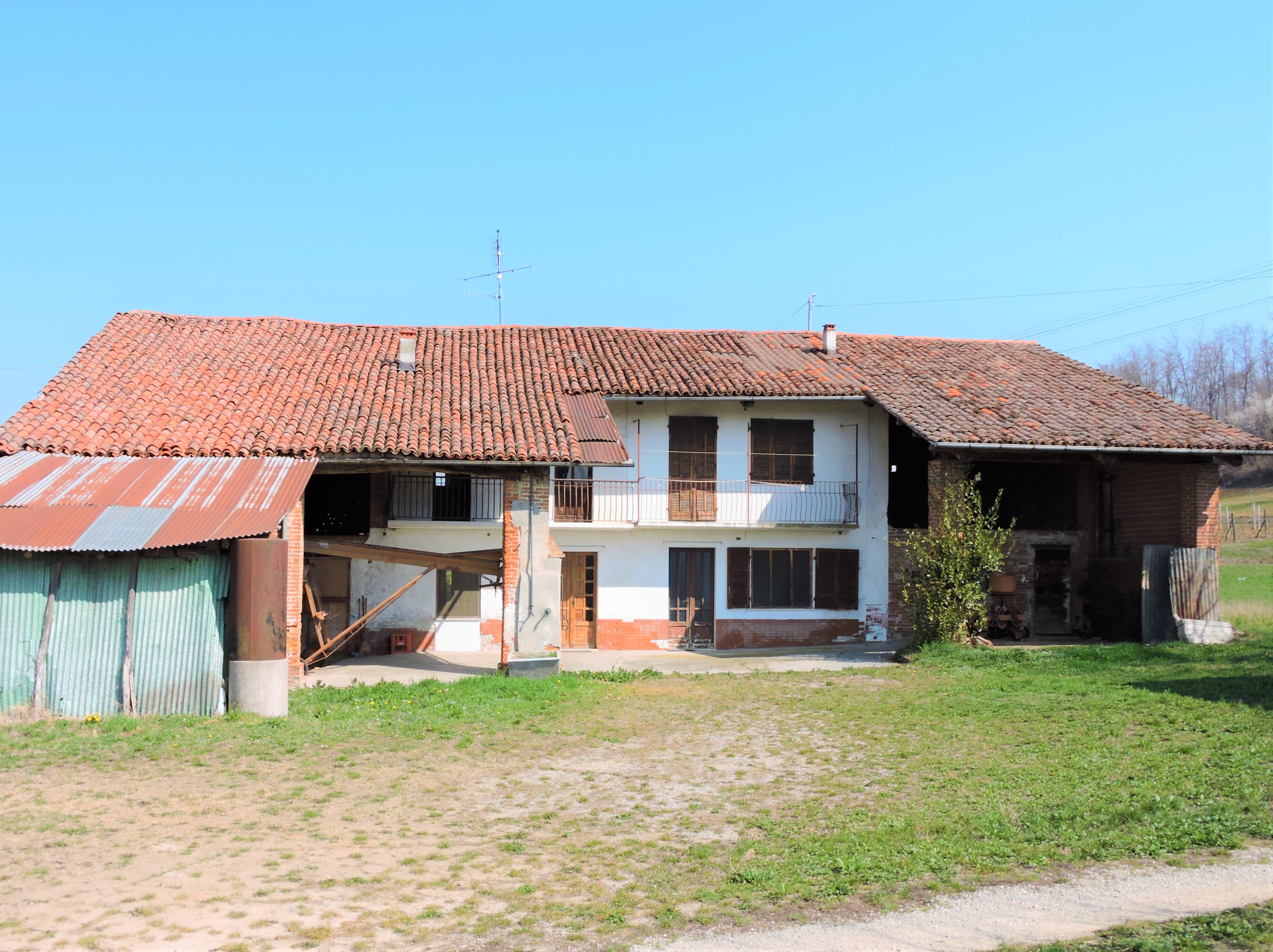 CASA RUSTICA INDIPENDENTE CON CORTILE E GIARDINO