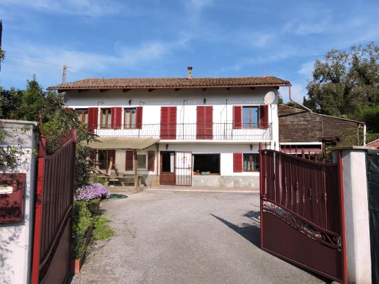 CASA RUSTICA INDIPENDENTE CON CORTILE E GIARDINO