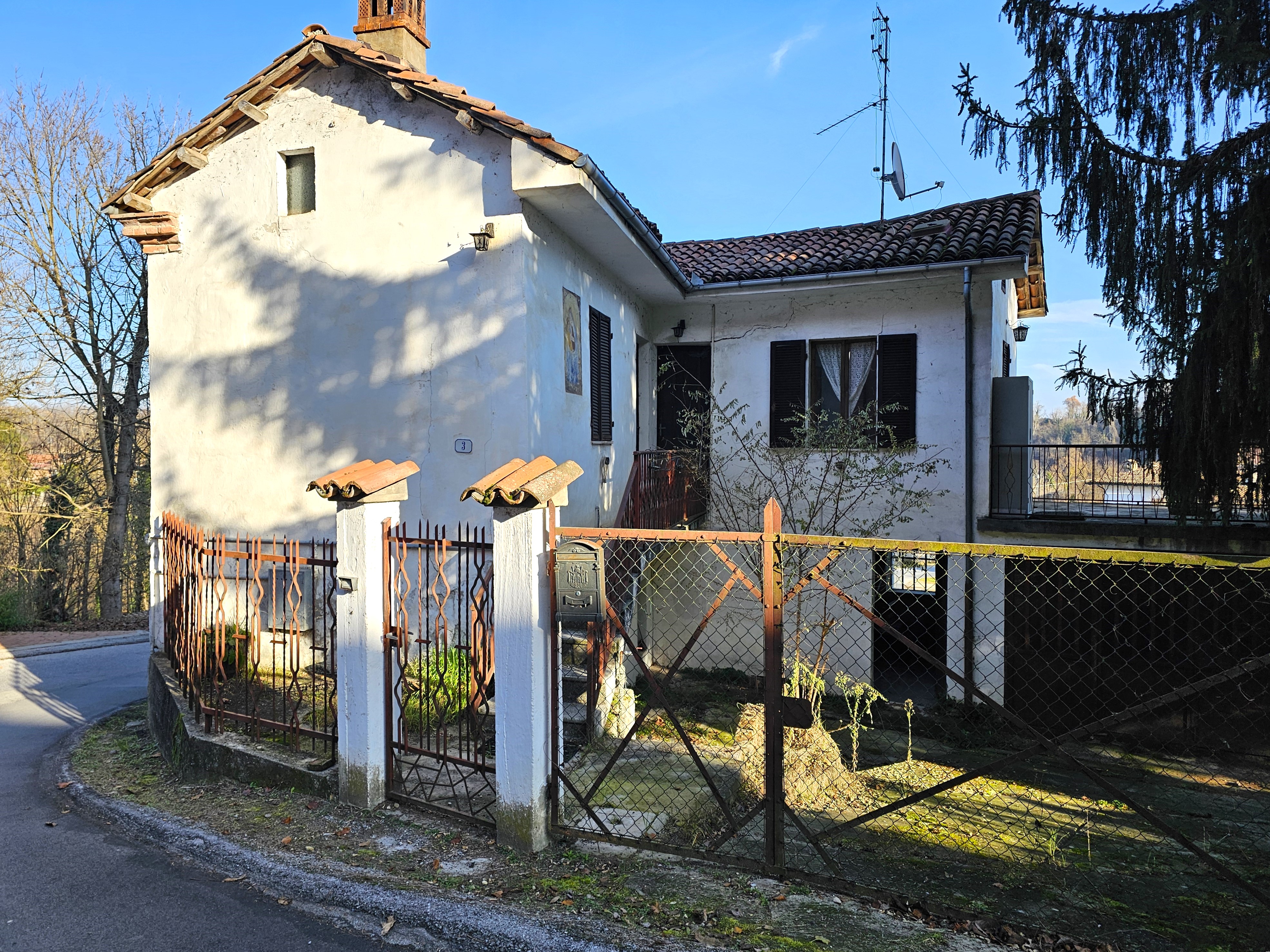CASA INDIPENDENTE DA RISTRUTTURARE CON TERRENO