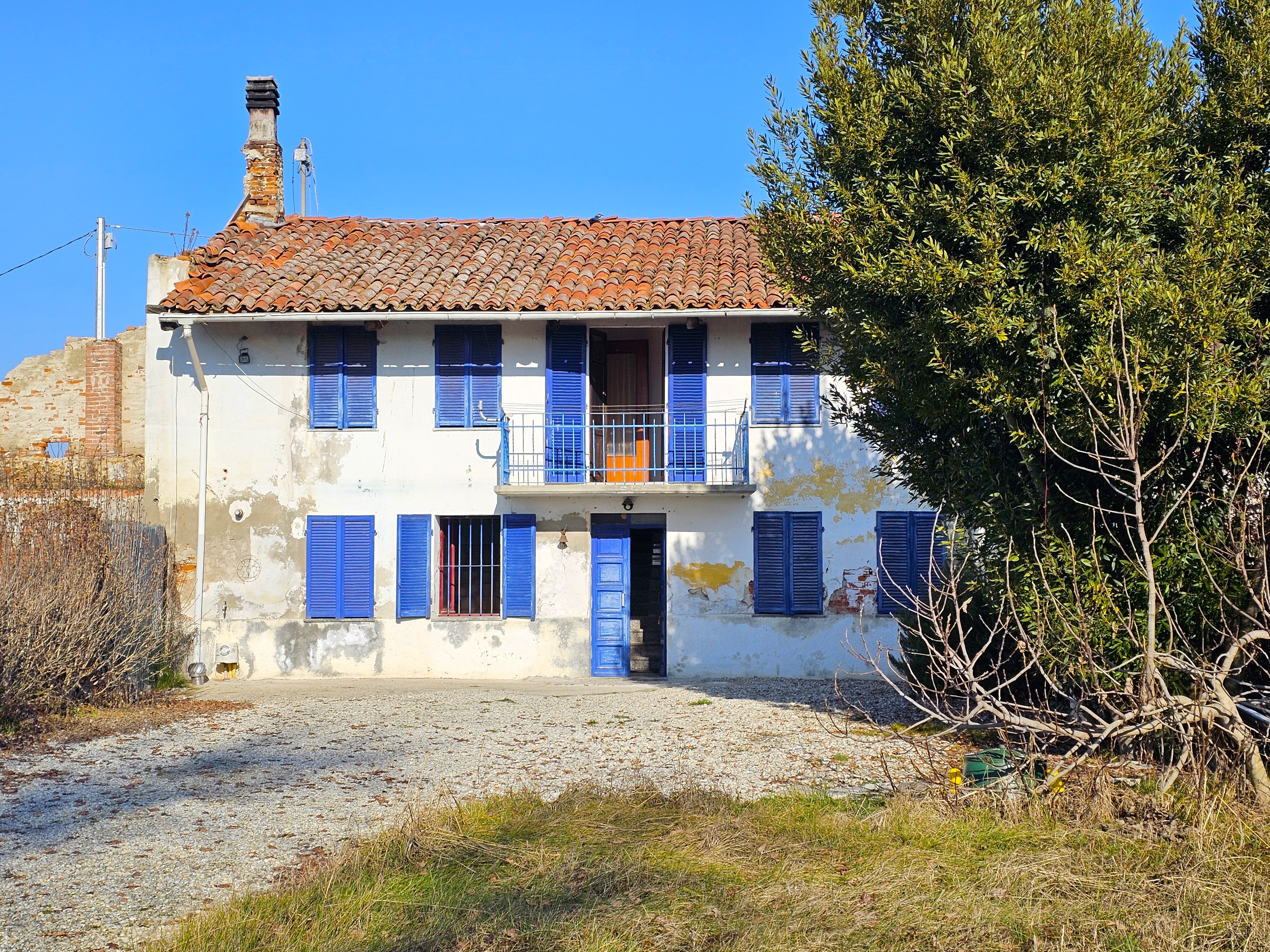 CASA INDIPENDENTE TRE LATI CON CORTILE PRIVATO