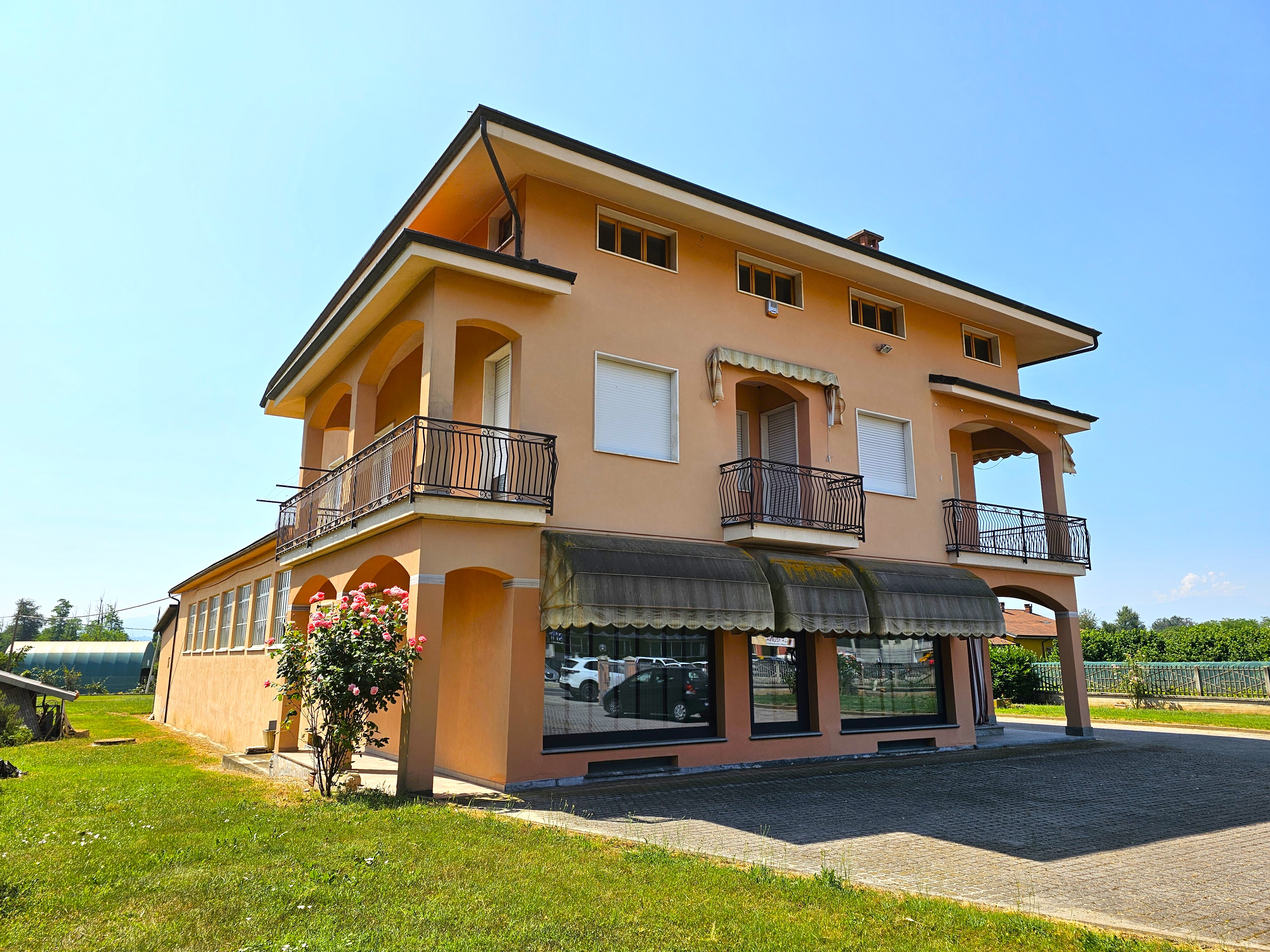 VILLA CON ANNESSO CAPANNONE