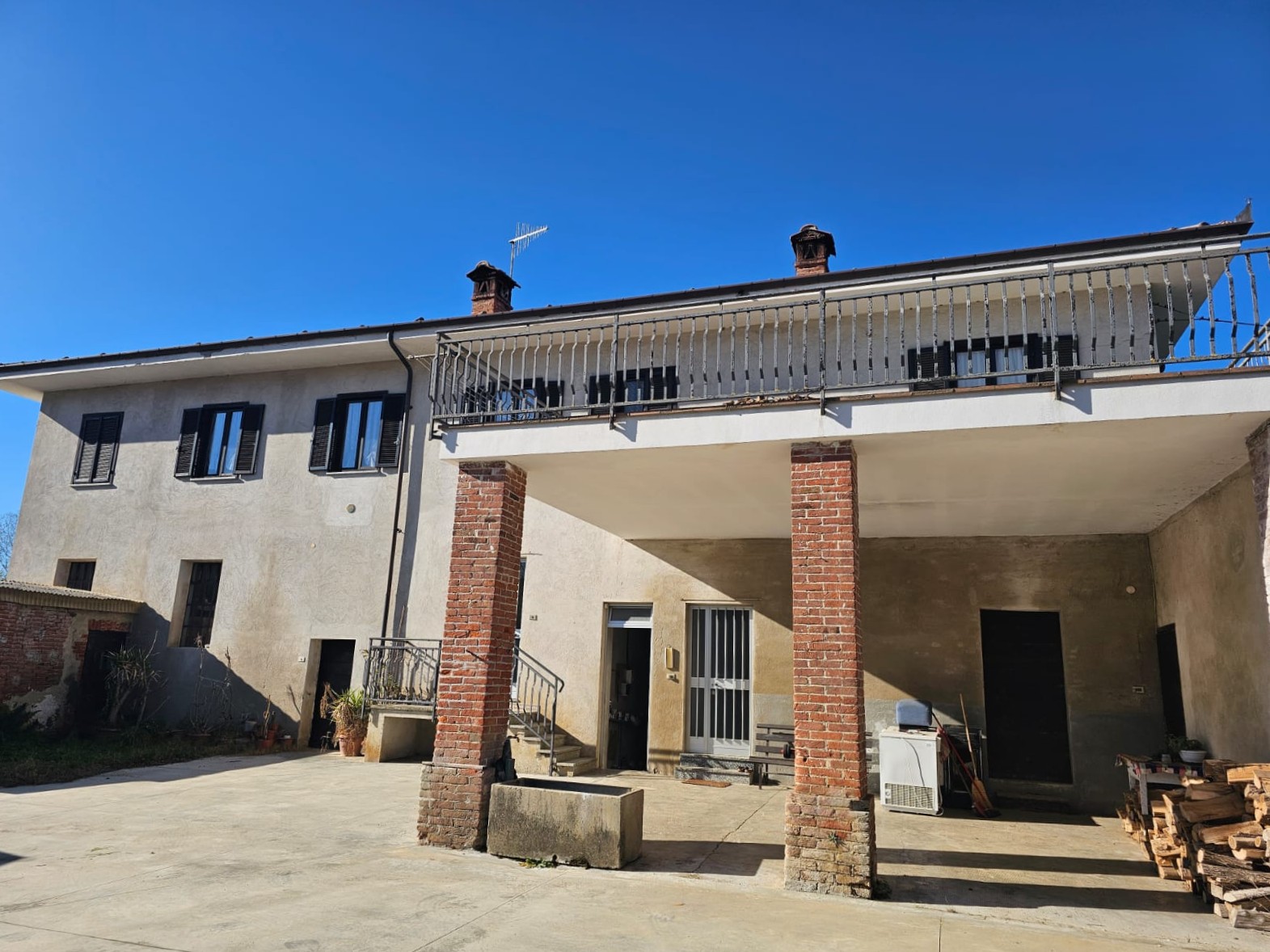 CASA INDIPENDENTE ABITABILE SUBITO CON CORTILE E TERRENO